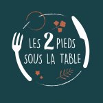 LES DEUX PIEDS SOUS LA TABLE